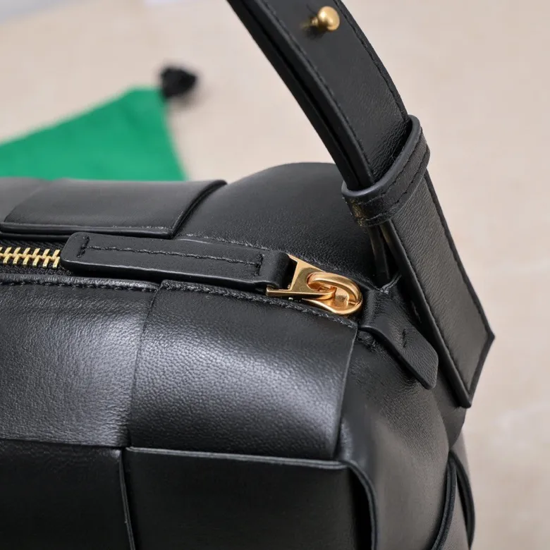 Batch 1460 #B's new model is coming! BRICK CASSETTE armpit bag, the traditional woven logo is instantly recognizable✅ Large grid weaving has always been fashionable, armpit bags are even more fashionable and foreign-style. Elegant big brick🧱 Sheepskin material is light and comfortable, has a huge sense of capacity and space, has a dark layer inside, practical inside, fashionable appearance design, durability and temperament coexist. Elegant big brick, come and plant the same underarm bag from star Zhou Yutong! Size: 28*14x10, model number; 9306#